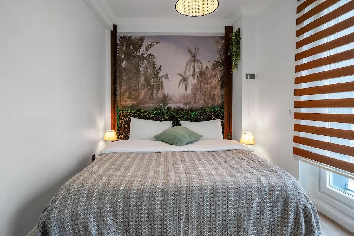 Forest Inspired Designed 1Br Luxury Flat In Tomtom Istanboel 0*,  Turkije